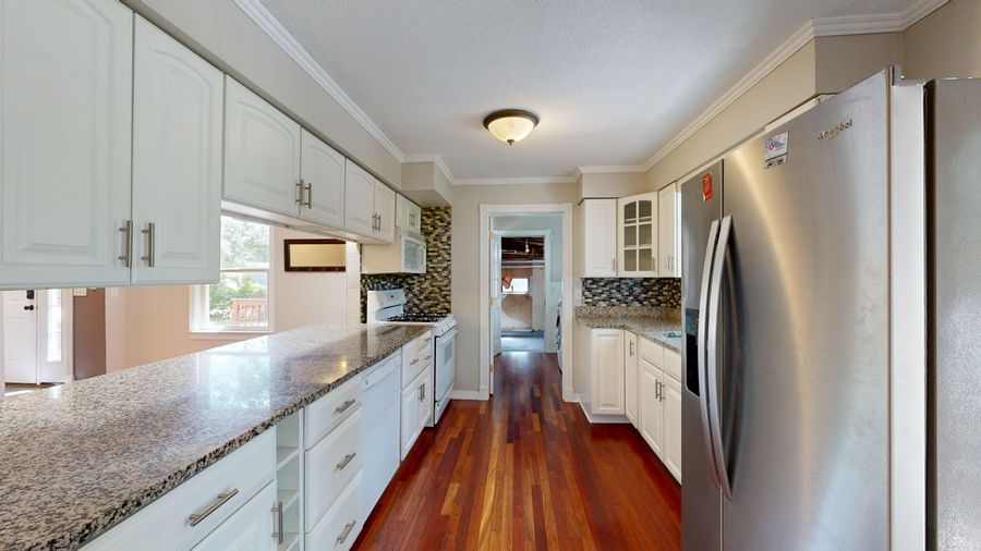 Spacious modern kitchen with granite countertops